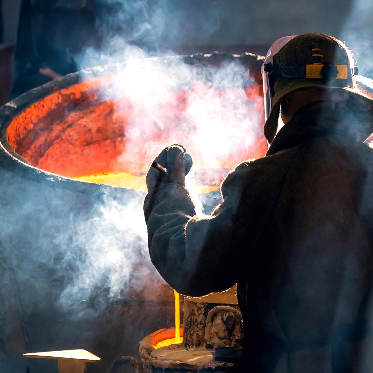 roetech image 03 worker of metal and alloys foundry